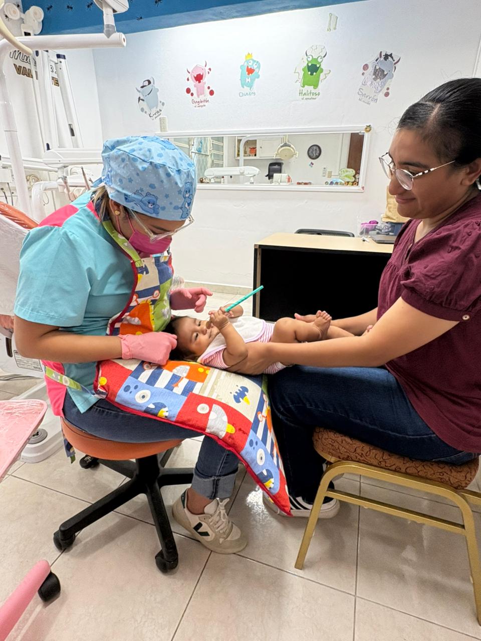 Dra. Michelle Villar en consulta de Family Dental Clinic